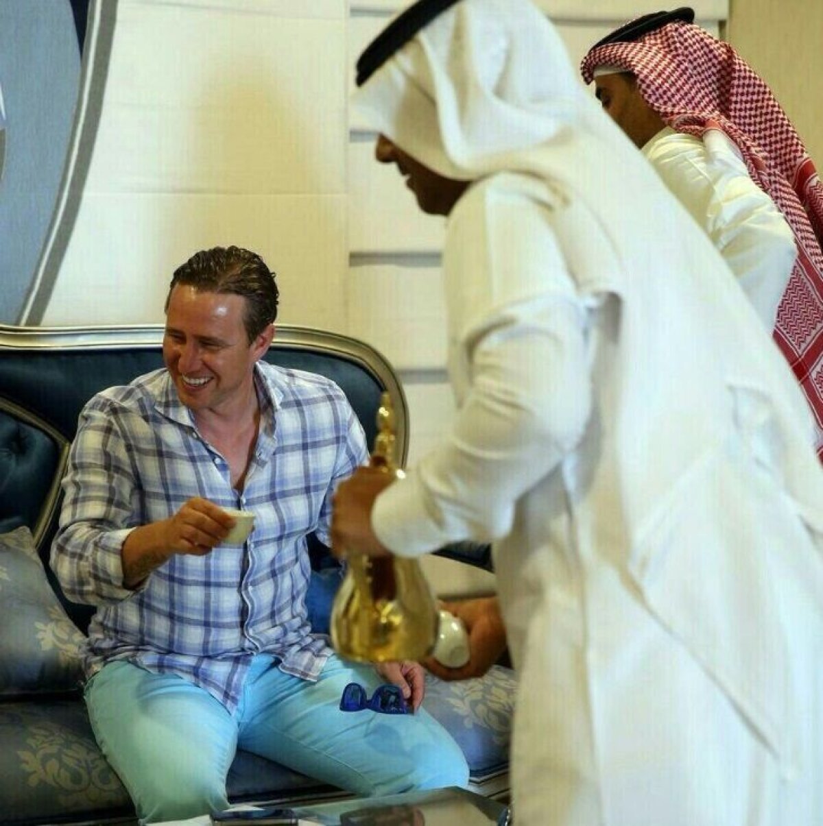 VIDEO şi FOTO Primul contact al lui Laurenţiu Reghecampf cu Al Hilal! Fanii l-au alergat în aeroport, apoi a făcut turul clubului :)