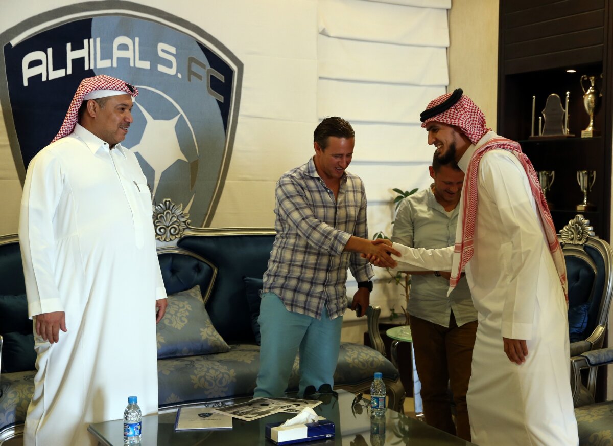 VIDEO şi FOTO Primul contact al lui Laurenţiu Reghecampf cu Al Hilal! Fanii l-au alergat în aeroport, apoi a făcut turul clubului :)