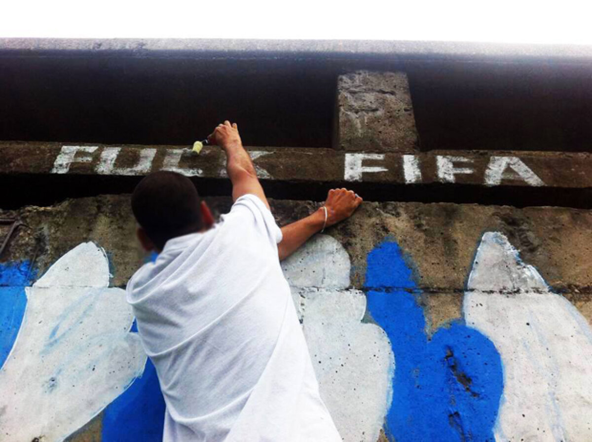 FOTO Brazilienii îşi exprimă revolta şi prin creativitate » Top 14 cele mai puternice graffiti-uri anti-FIFA
