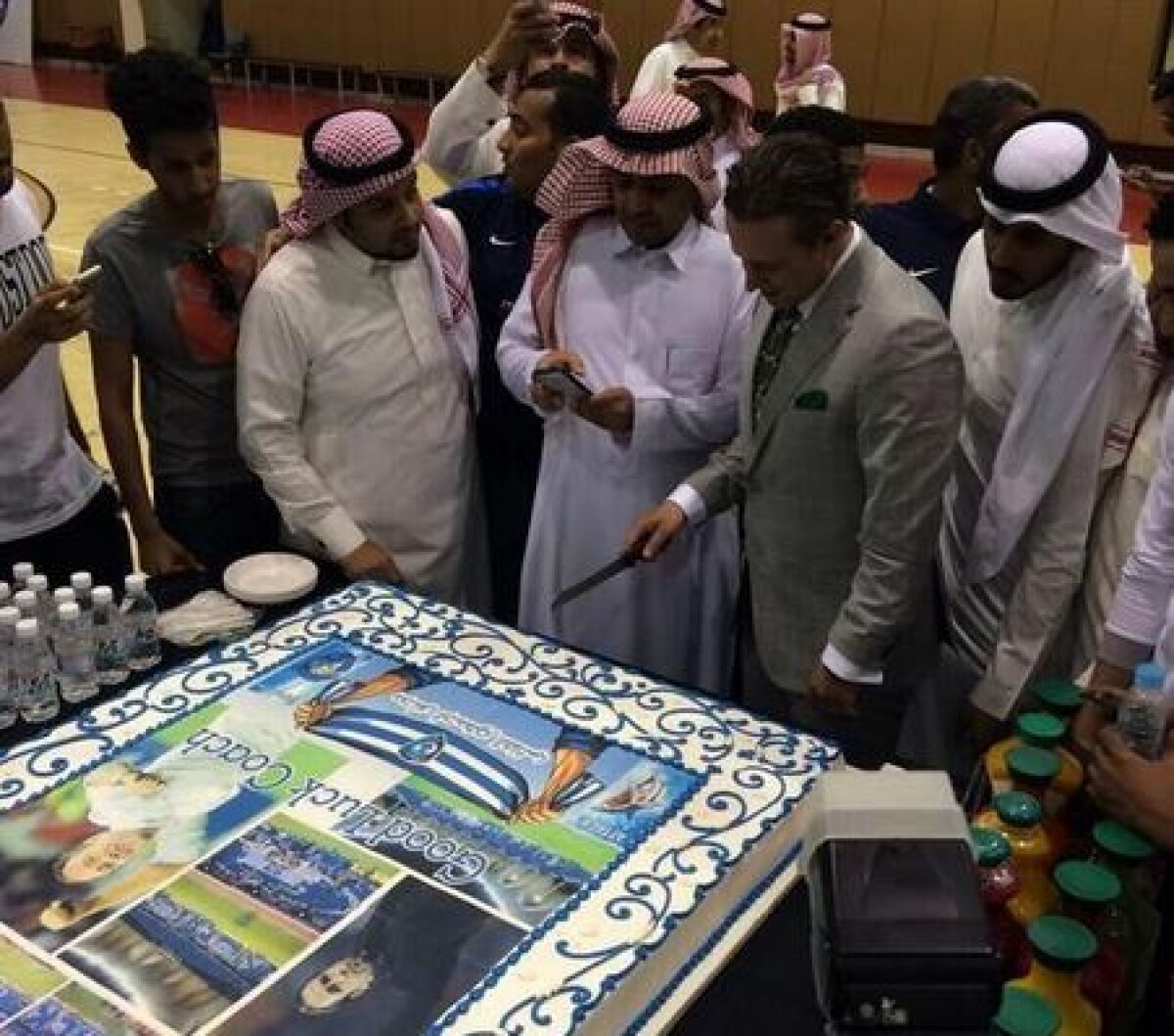 VIDEO Laurenţiu Reghecampf a fost prezentat la Al Hilal: "Vreau Liga Campionilor Asiei!" » Prima surpriză din partea şeicilor :)