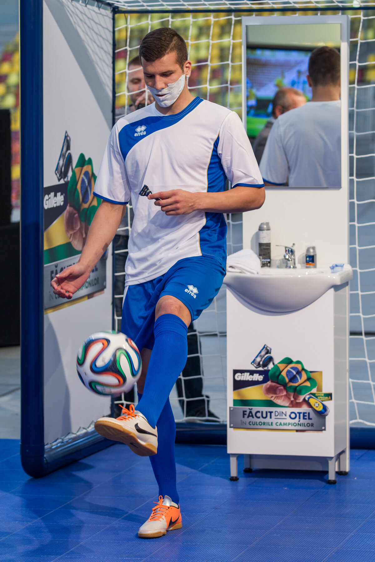 George Ţucudean şi Florin Gardoş, coechipieri la fotbal şi bărbierit!