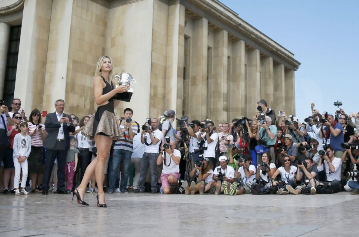 Paris, Turnul Eiffel, Maria Şarapova. Şi o armată de fotografi » O galerie foto extraordinară cu rusoaica prezentînd trofeul Roland Garros