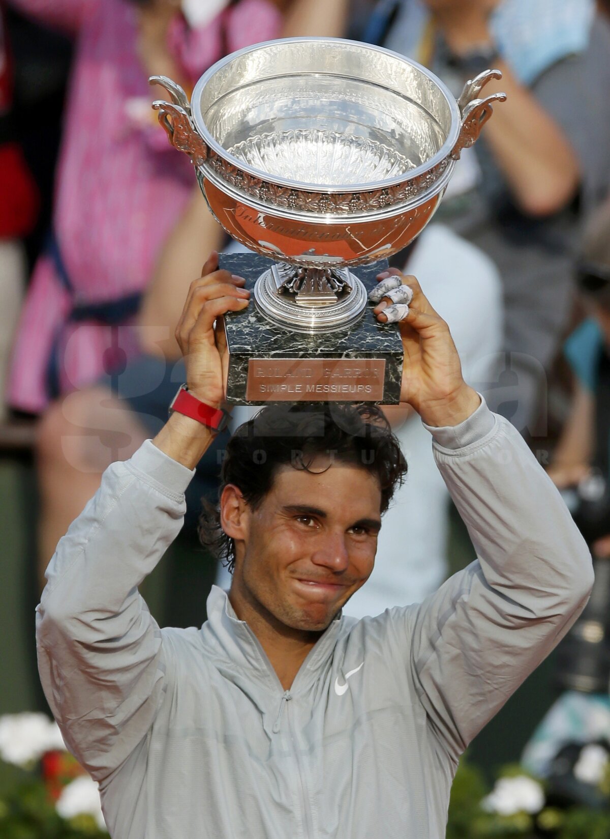 GALERIE FOTO Regele zgurii » Rafael Nadal a cîştigat pentru a 9-a oară trofeul de la Roland Garros! L-a învins pe Novak Djokovici în 4 seturi
