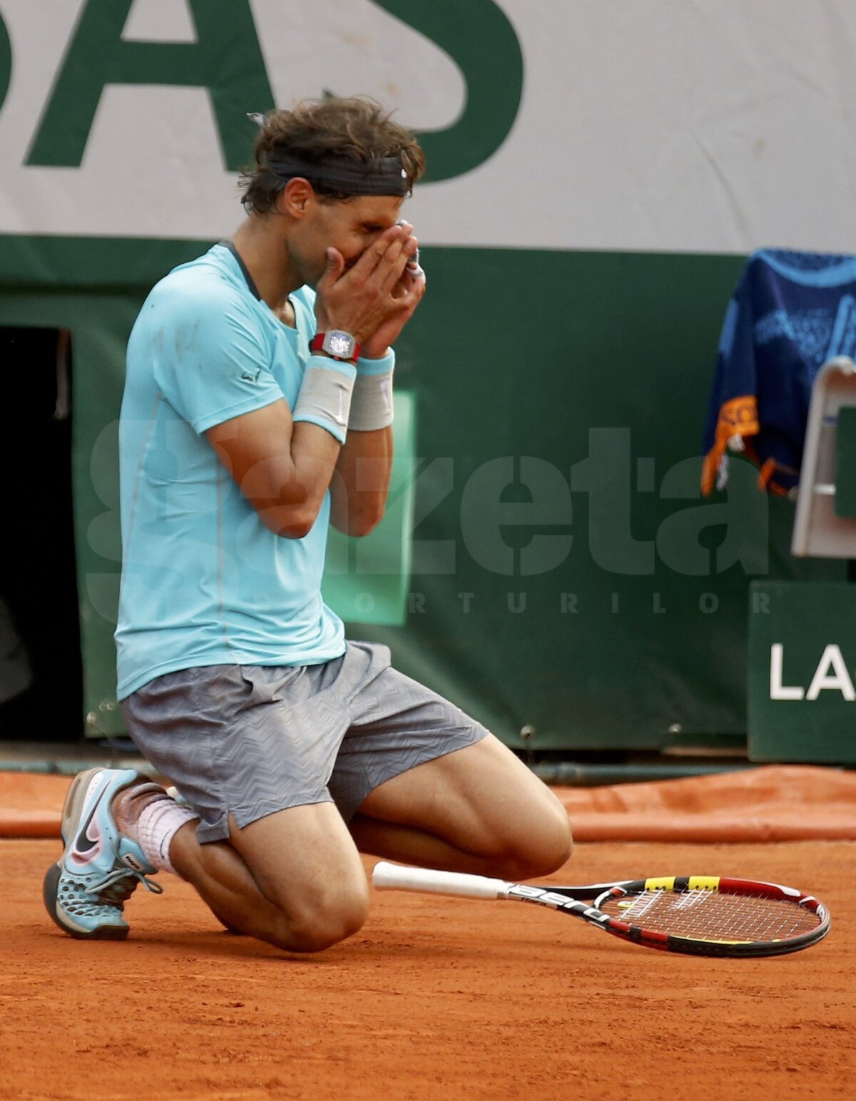 GALERIE FOTO Regele zgurii » Rafael Nadal a cîştigat pentru a 9-a oară trofeul de la Roland Garros! L-a învins pe Novak Djokovici în 4 seturi