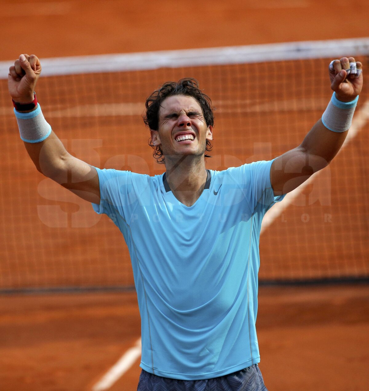 GALERIE FOTO Regele zgurii » Rafael Nadal a cîştigat pentru a 9-a oară trofeul de la Roland Garros! L-a învins pe Novak Djokovici în 4 seturi
