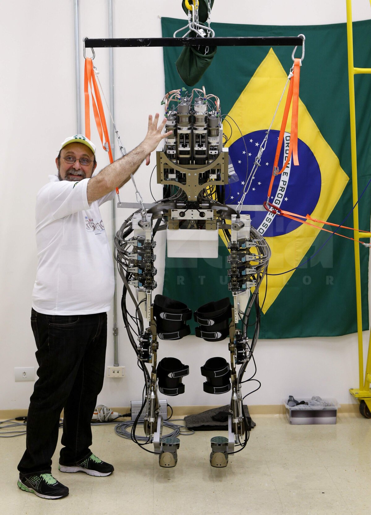 Exoschelet SF » Lovitura de începere la Cupa Mondială va fi dată de un paraplegic cu un costum de tipul Ironman