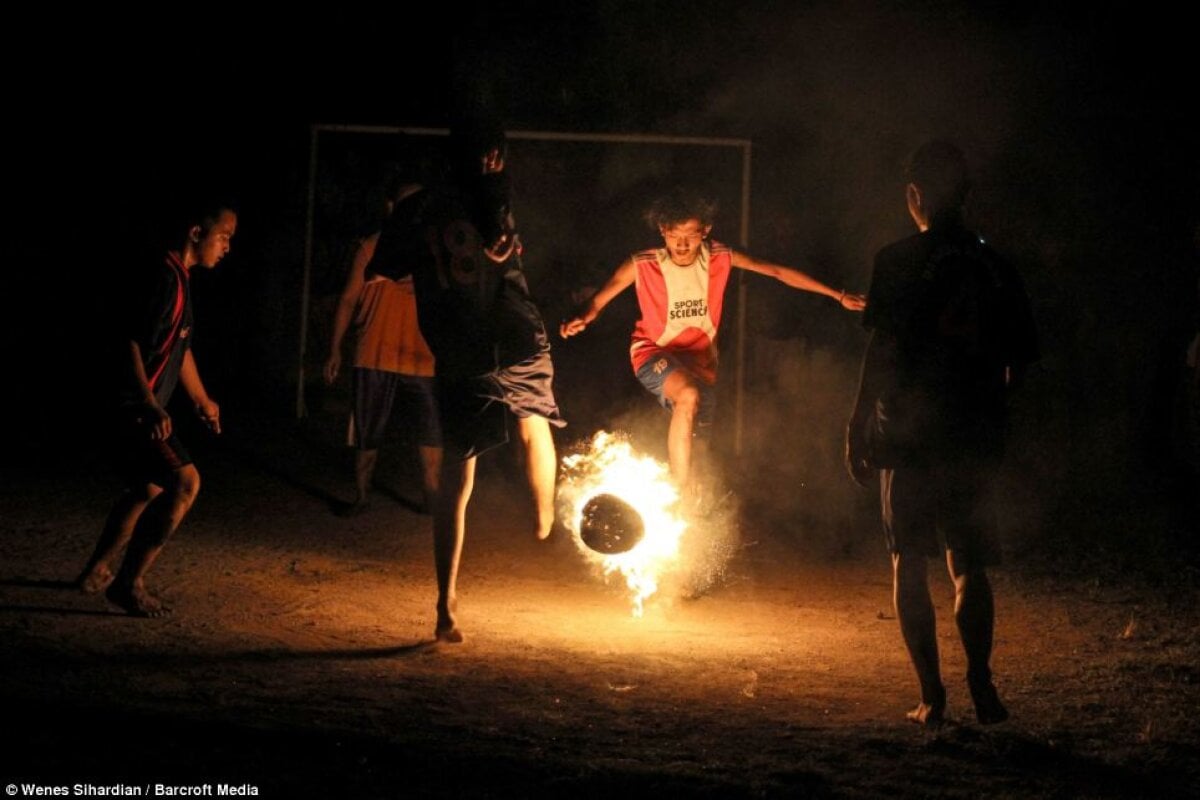 FOTO Studenţii din Indonezia au inventat un stil de fotbal excentric! Au jucat cu nuci de cocos îmbibate în kerosen, cărora le-au dat foc :O