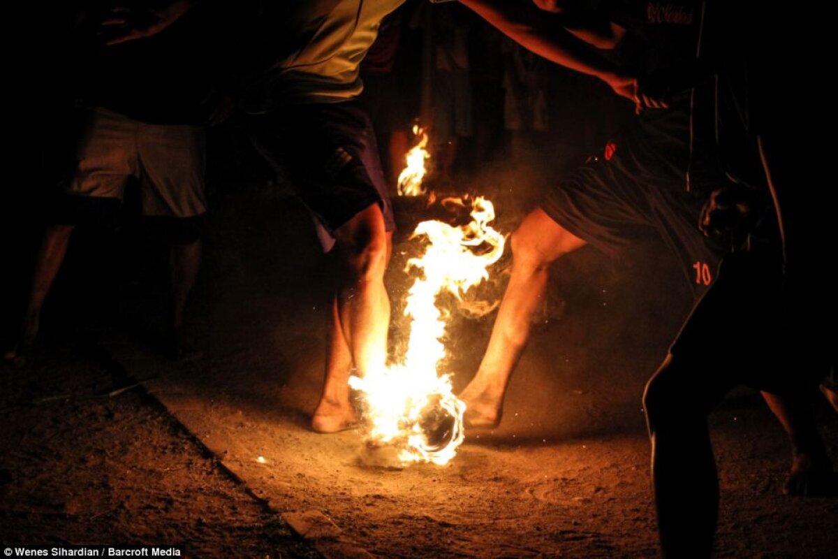 FOTO Studenţii din Indonezia au inventat un stil de fotbal excentric! Au jucat cu nuci de cocos îmbibate în kerosen, cărora le-au dat foc :O