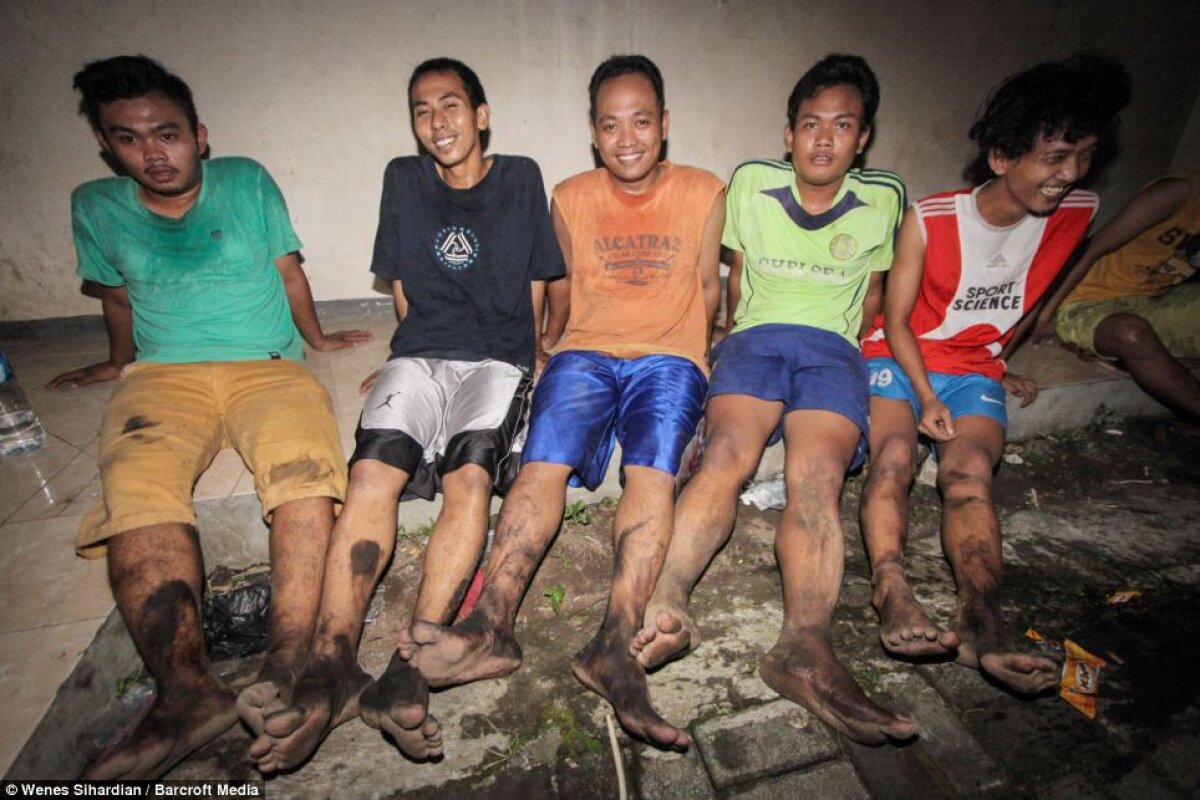 FOTO Studenţii din Indonezia au inventat un stil de fotbal excentric! Au jucat cu nuci de cocos îmbibate în kerosen, cărora le-au dat foc :O