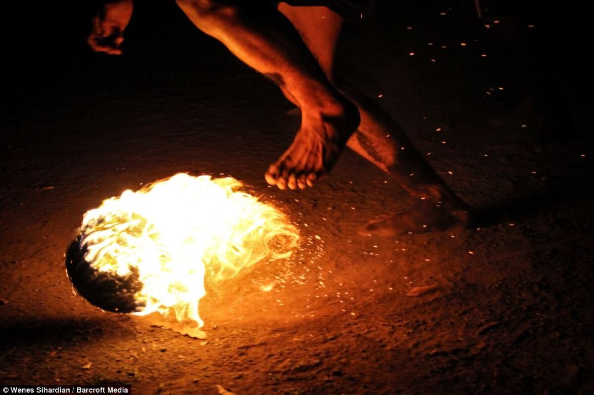 FOTO Studenţii din Indonezia au inventat un stil de fotbal excentric! Au jucat cu nuci de cocos îmbibate în kerosen, cărora le-au dat foc :O