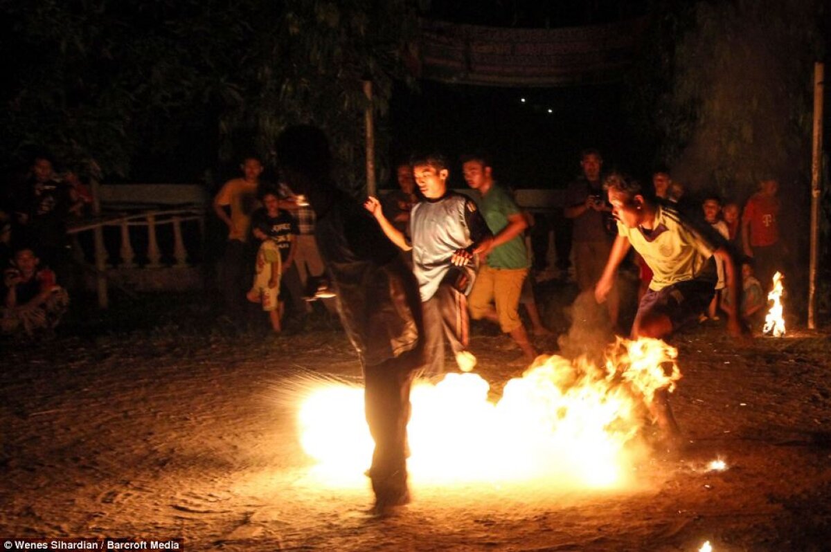 FOTO Studenţii din Indonezia au inventat un stil de fotbal excentric! Au jucat cu nuci de cocos îmbibate în kerosen, cărora le-au dat foc :O