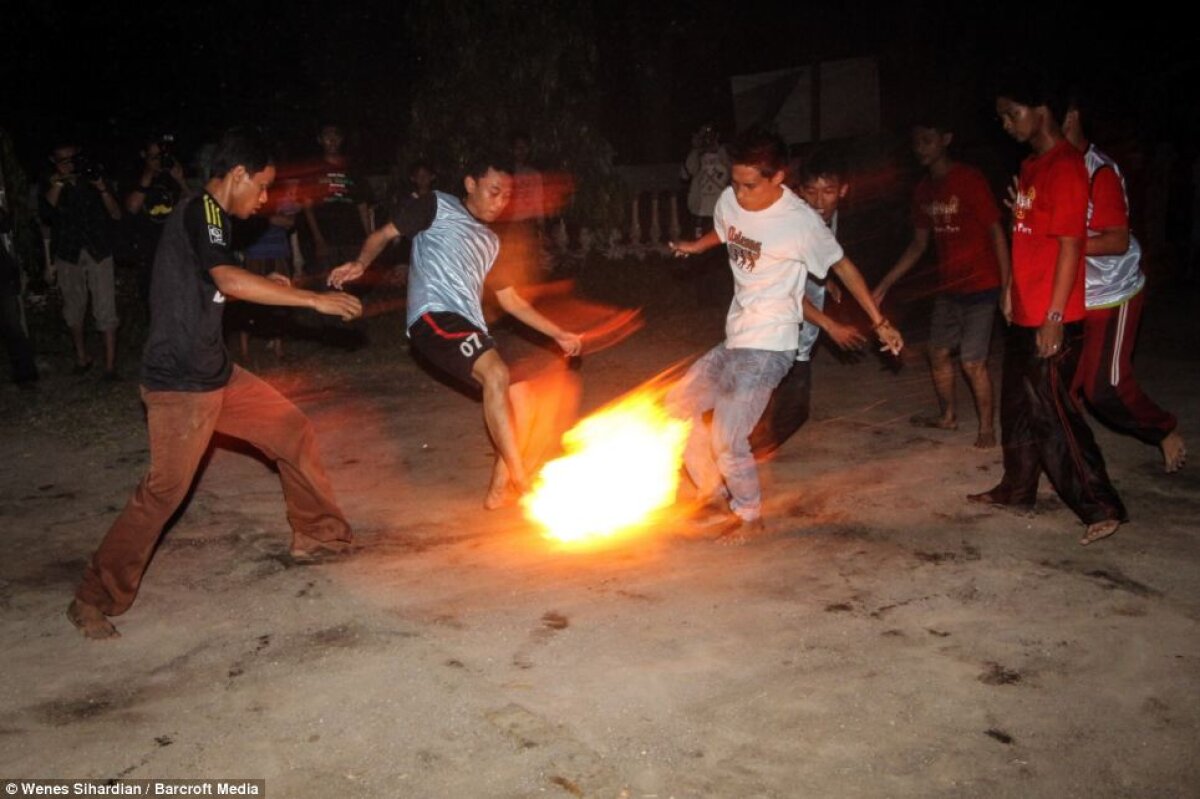 FOTO Studenţii din Indonezia au inventat un stil de fotbal excentric! Au jucat cu nuci de cocos îmbibate în kerosen, cărora le-au dat foc :O