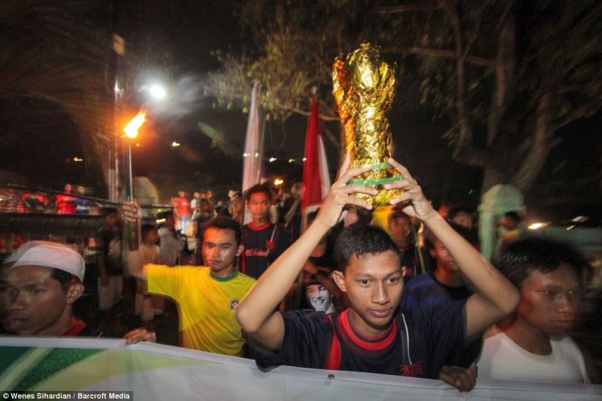 FOTO Studenţii din Indonezia au inventat un stil de fotbal excentric! Au jucat cu nuci de cocos îmbibate în kerosen, cărora le-au dat foc :O