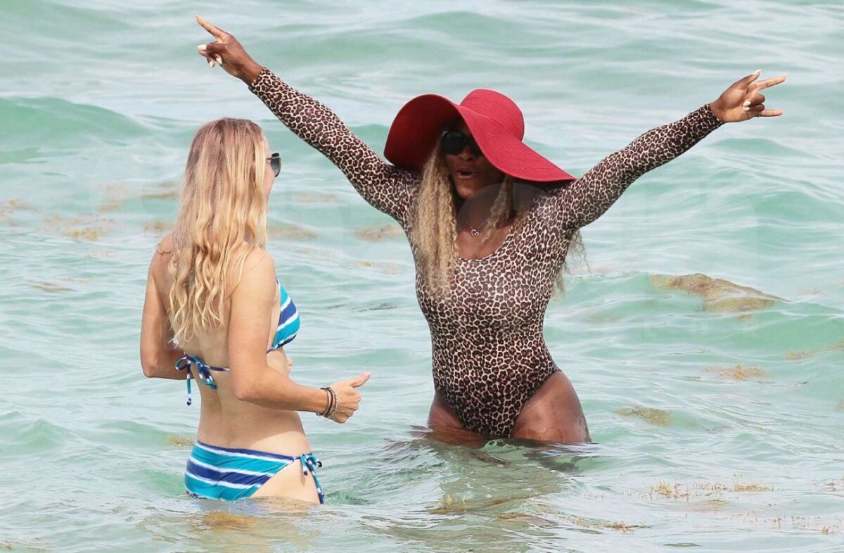 FOTO Prietene la plajă » Serena Williams şi Caroline Wozniacki s-au relaxat la Miami, după eliminarea de la Roland Garros