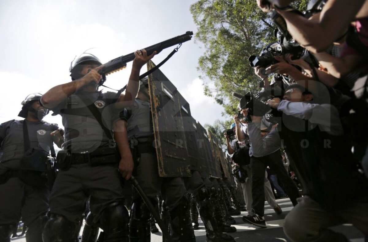 FOTO Incidente de sărbătoare » Mondialul nu a scăpat de bătăi de stradă nici cu cîteva ceasuri înaintea deschiderii oficiale