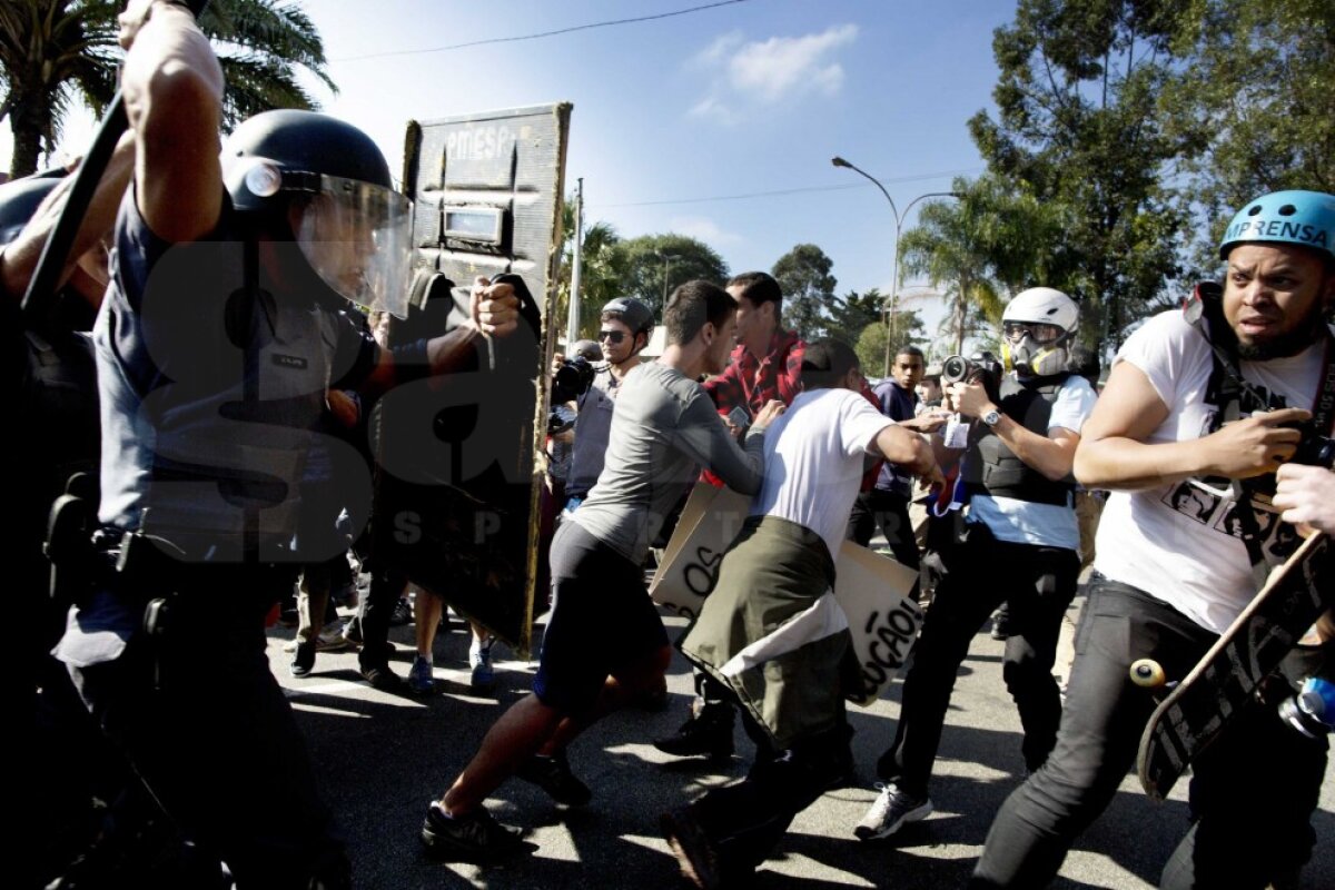 FOTO Incidente de sărbătoare » Mondialul nu a scăpat de bătăi de stradă nici cu cîteva ceasuri înaintea deschiderii oficiale