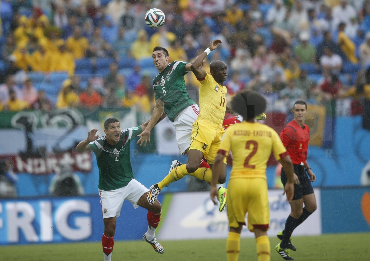 FOTO şi VIDEO A treia-i bună » Mexic a avut două goluri anulate greşit, dar a învins Camerun prin golul lui Peralta, scor 1-0