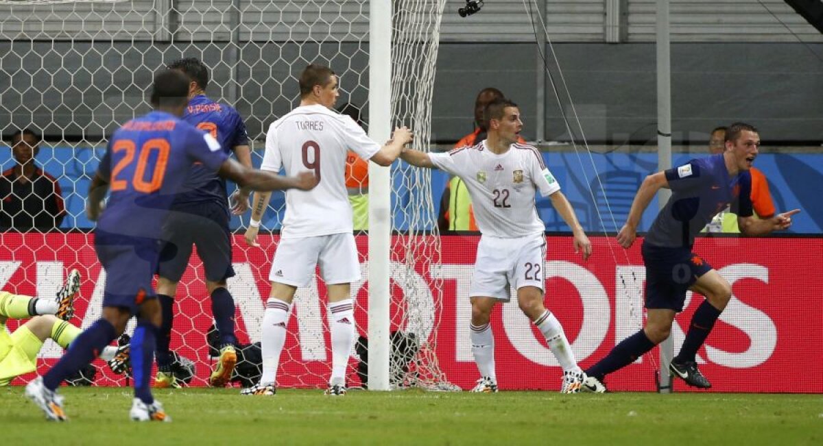 FOTO şi VIDEO Albii nu ştiu să sară » Campionii mondiali au fost umiliţi la debut în Brazilia: Spania - Olanda 1-5