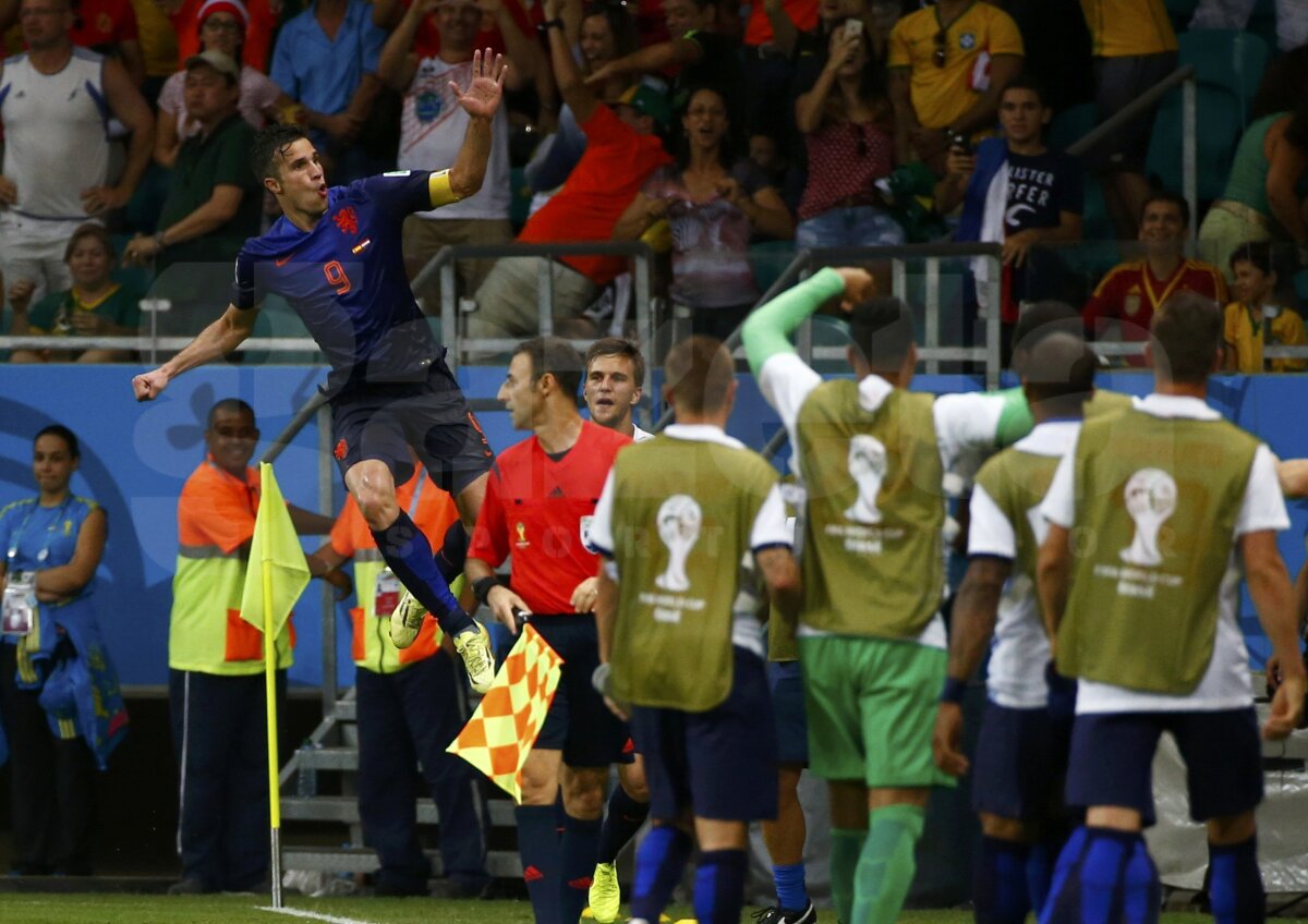 FOTO şi VIDEO Albii nu ştiu să sară » Campionii mondiali au fost umiliţi la debut în Brazilia: Spania - Olanda 1-5