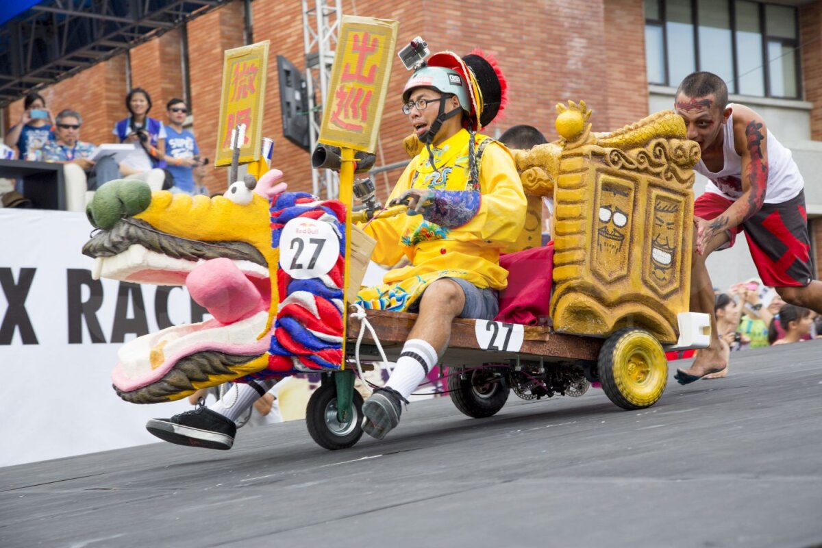 FOTO Fugi cu porcul! Sau cu dragonul! » Cea mai trăsnită cursă din lume vine şi la Bucureşti