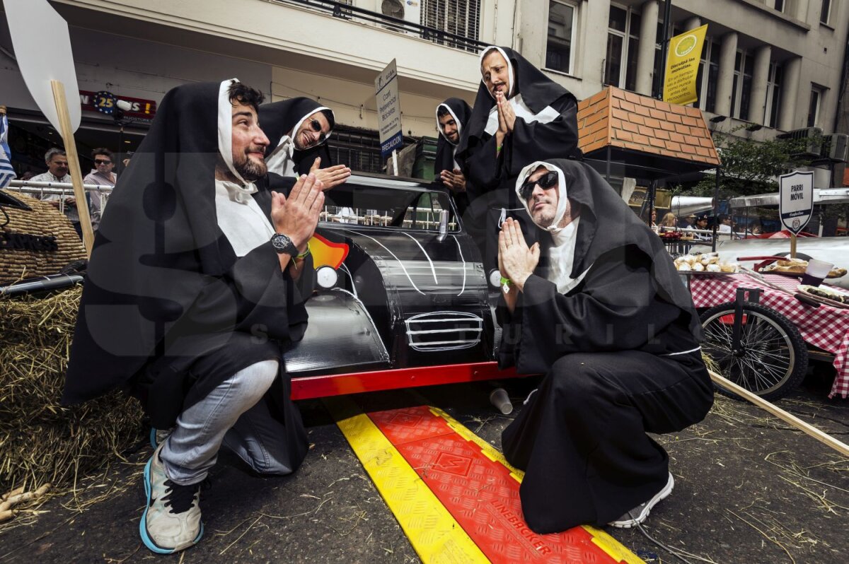 FOTO Fugi cu porcul! Sau cu dragonul! » Cea mai trăsnită cursă din lume vine şi la Bucureşti