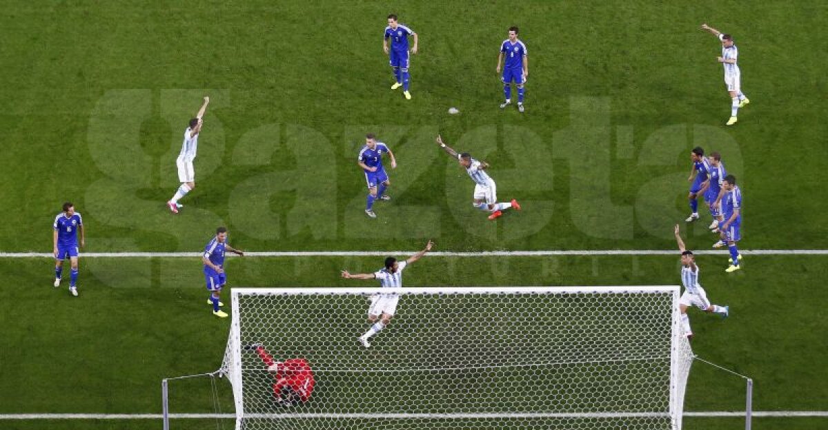 VIDEO & FOTO » Argentina - Bosnia 2-1 » Apostrofat şi apoi aclamat, Lionel Messi şi-a salvat echipa în meciul de debut al formaţiei albiceleste la Mondial