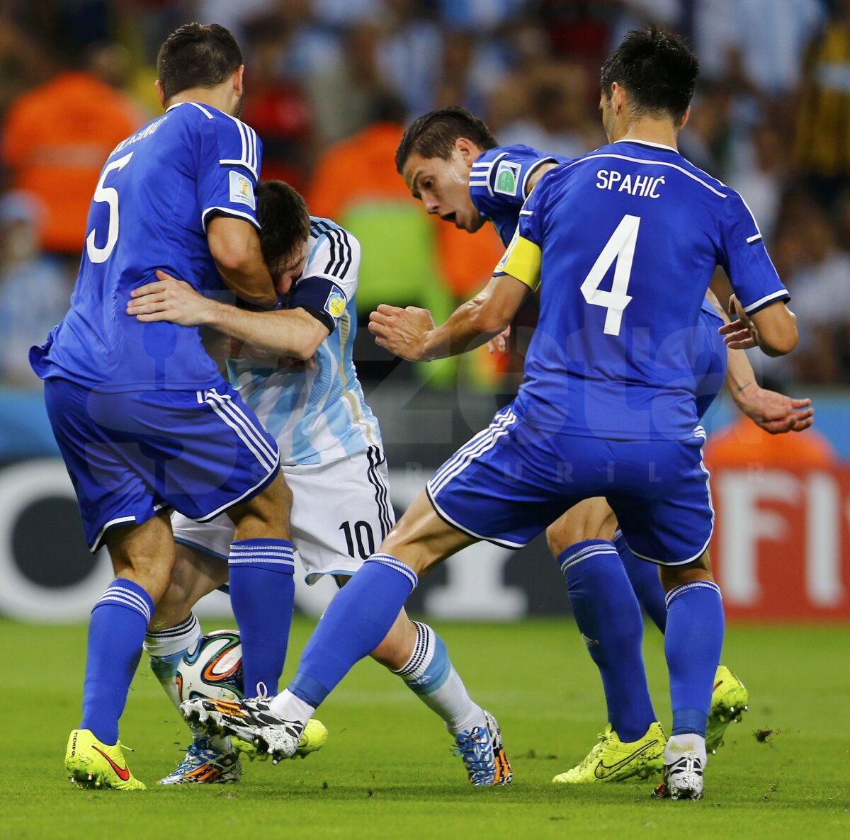 VIDEO & FOTO » Argentina - Bosnia 2-1 » Apostrofat şi apoi aclamat, Lionel Messi şi-a salvat echipa în meciul de debut al formaţiei albiceleste la Mondial