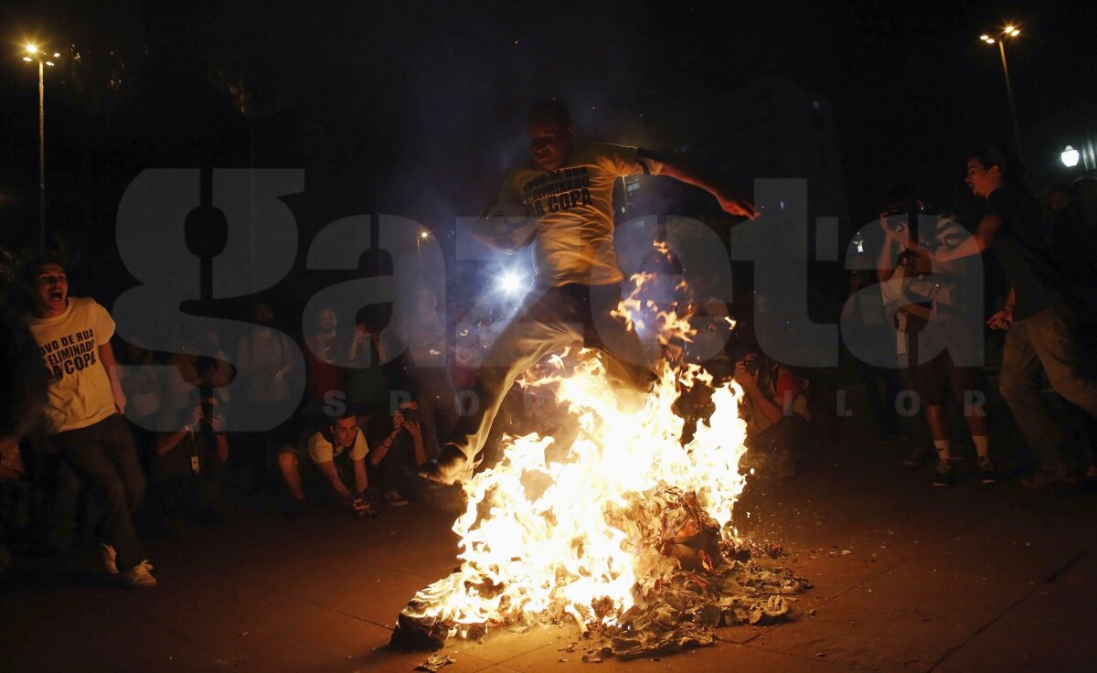 GALERIE FOTO Sindicatul asistenţilor sociali din Brazilia a ieşit în stradă! Gest şocant al acestora faţă de propria echipă naţională