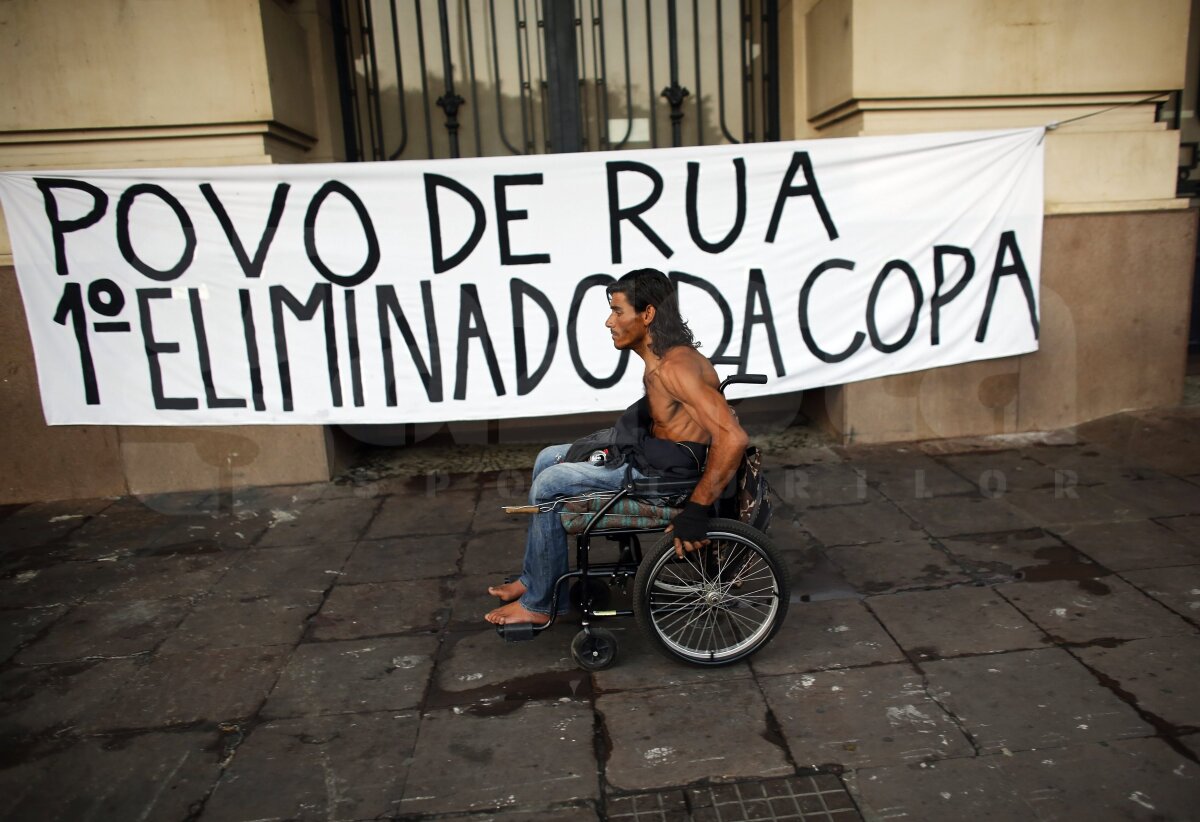 GALERIE FOTO Sindicatul asistenţilor sociali din Brazilia a ieşit în stradă! Gest şocant al acestora faţă de propria echipă naţională