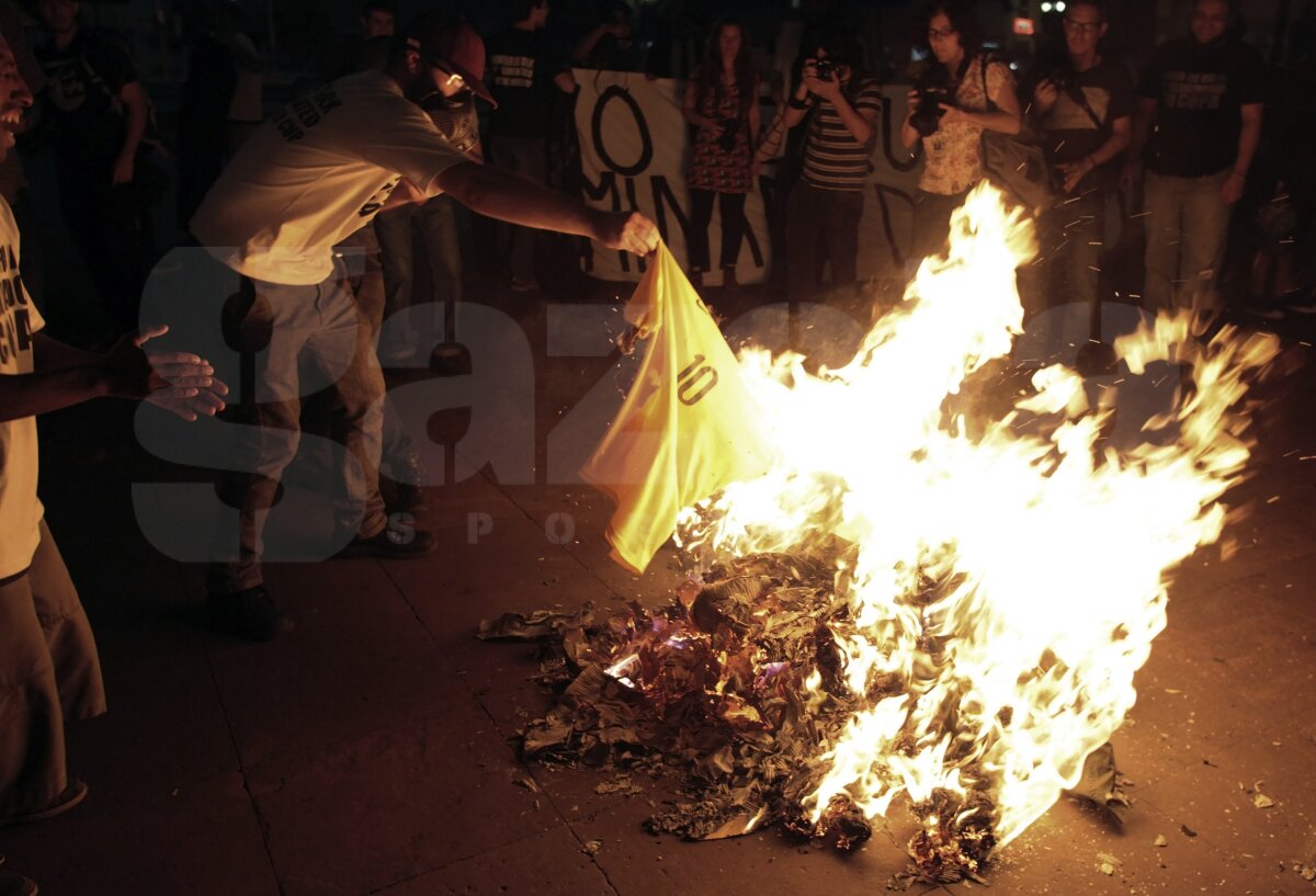 GALERIE FOTO Sindicatul asistenţilor sociali din Brazilia a ieşit în stradă! Gest şocant al acestora faţă de propria echipă naţională