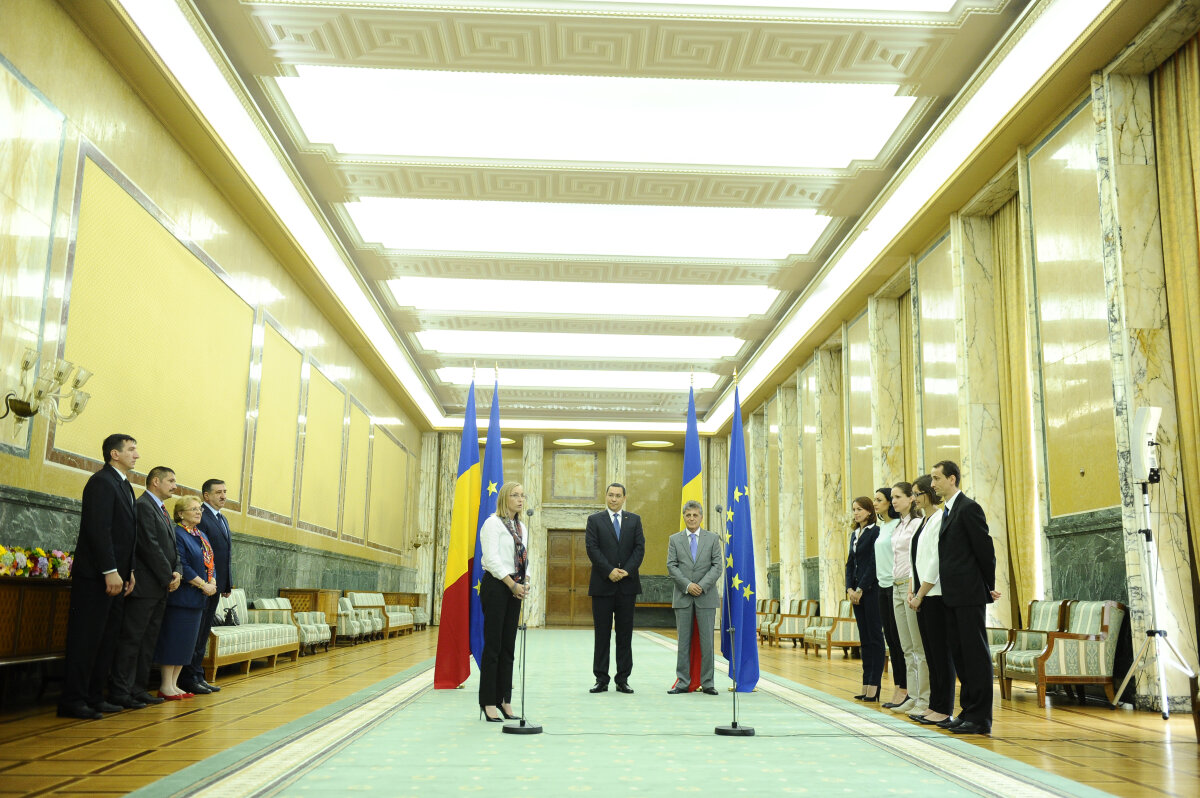 GALERIE FOTO » Spadasinii români au fost premiaţi, iar Ponta a repetat în lift să nu încurce spada cu sabia :D