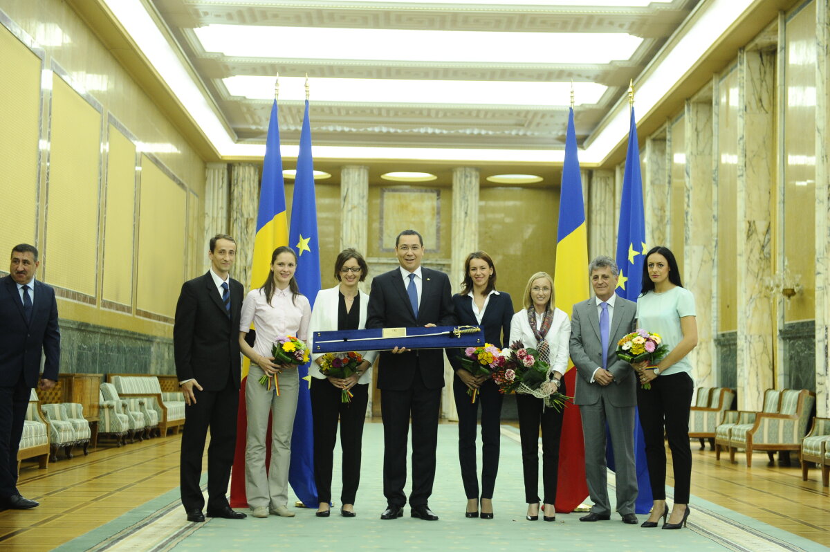 GALERIE FOTO » Spadasinii români au fost premiaţi, iar Ponta a repetat în lift să nu încurce spada cu sabia :D