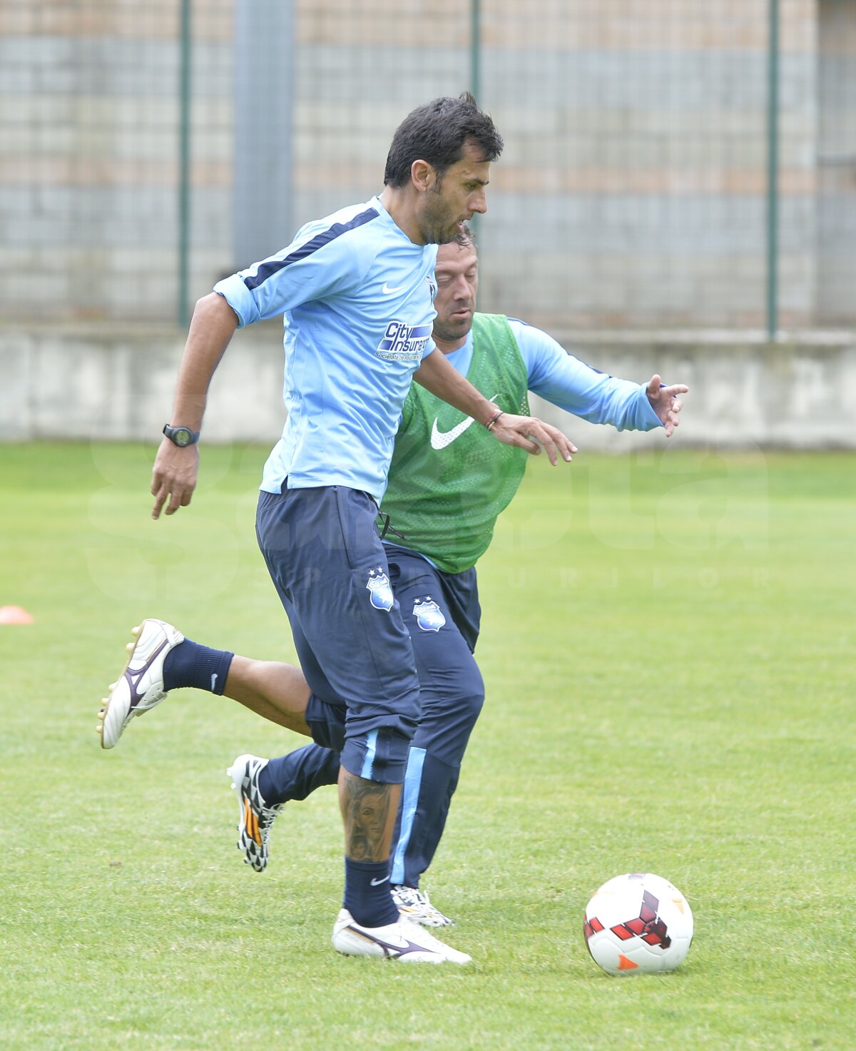 FOTO Costel Gâlcă, la prima victorie ;) Execuţii acrobatice şi goluri spectaculoase în amicalul între membrii staff-ului stelist