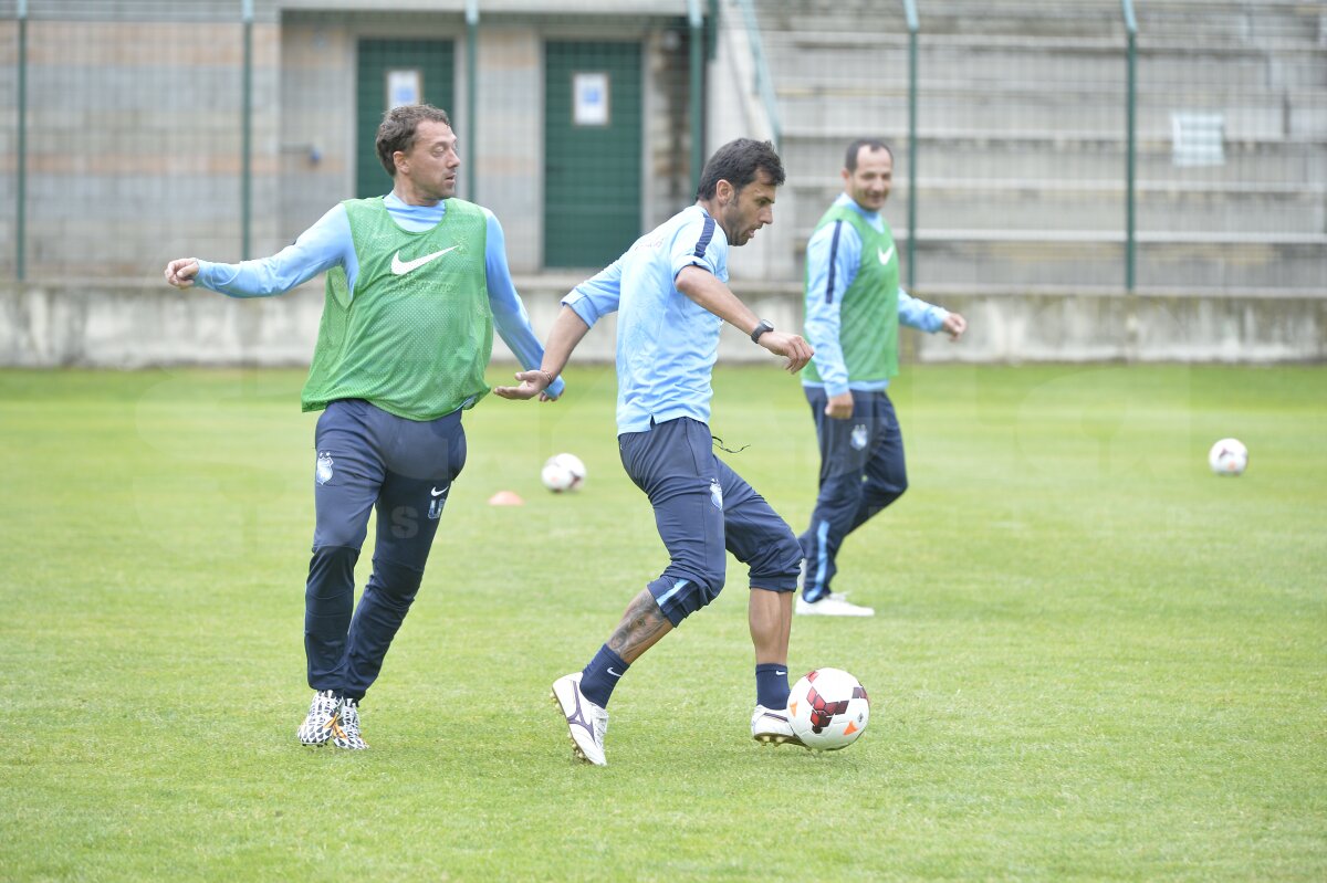 FOTO Costel Gâlcă, la prima victorie ;) Execuţii acrobatice şi goluri spectaculoase în amicalul între membrii staff-ului stelist