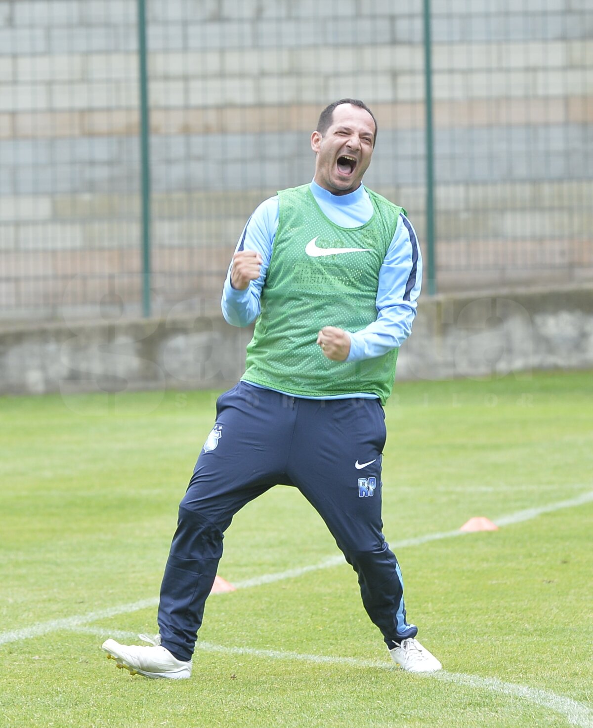 FOTO Costel Gâlcă, la prima victorie ;) Execuţii acrobatice şi goluri spectaculoase în amicalul între membrii staff-ului stelist