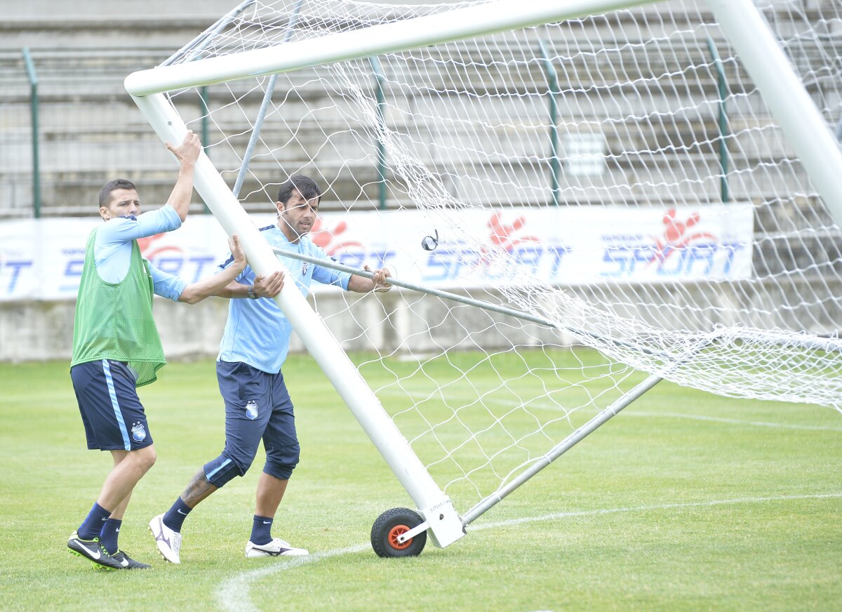FOTO Costel Gâlcă, la prima victorie ;) Execuţii acrobatice şi goluri spectaculoase în amicalul între membrii staff-ului stelist