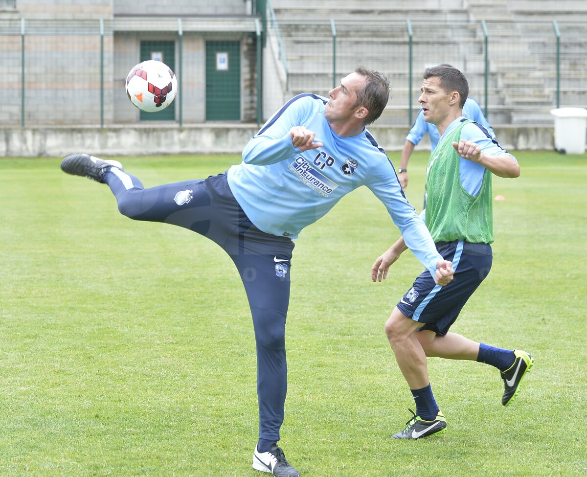 FOTO Costel Gâlcă, la prima victorie ;) Execuţii acrobatice şi goluri spectaculoase în amicalul între membrii staff-ului stelist