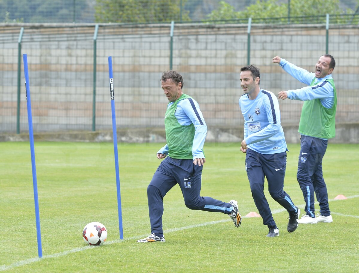 FOTO Costel Gâlcă, la prima victorie ;) Execuţii acrobatice şi goluri spectaculoase în amicalul între membrii staff-ului stelist