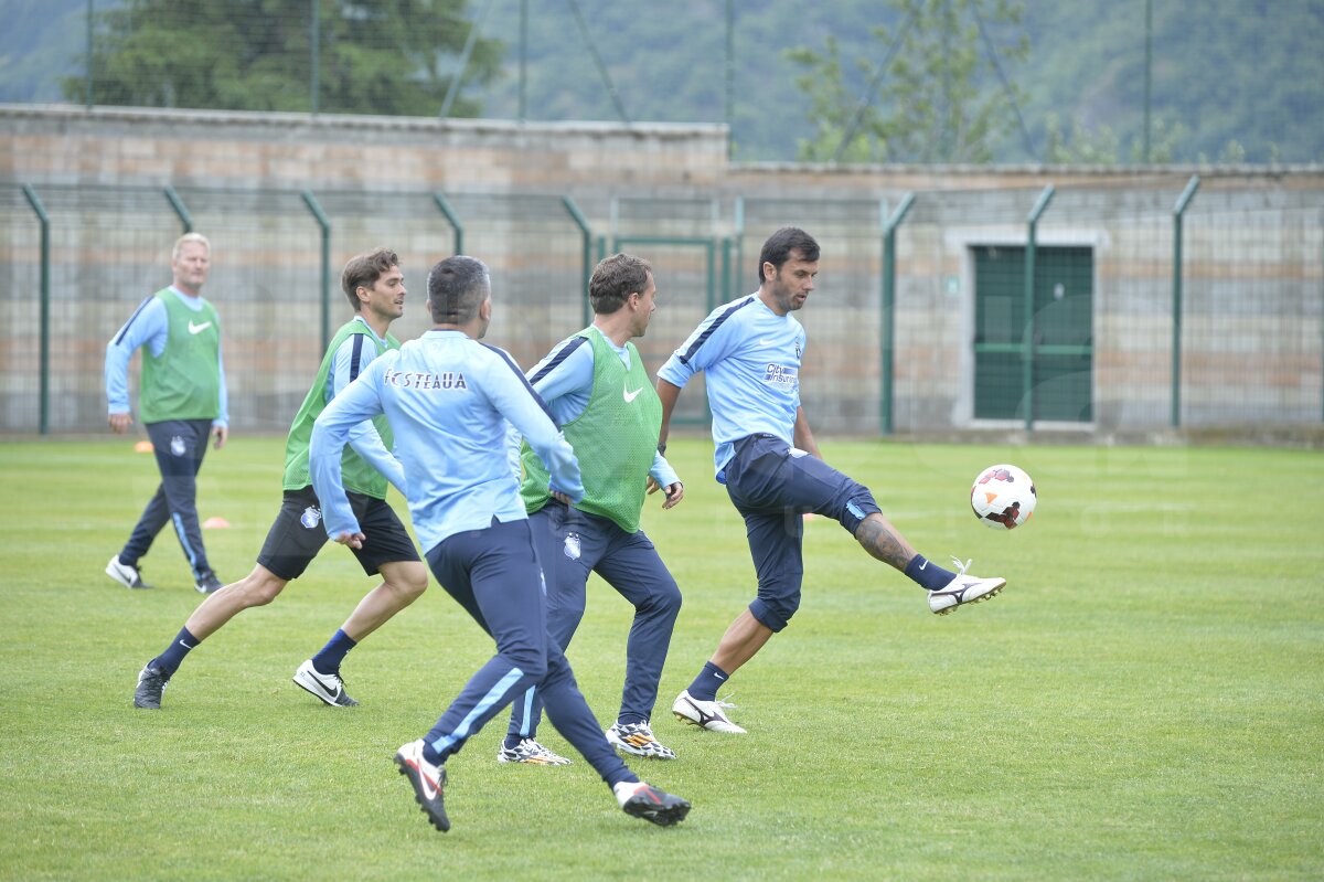 FOTO Costel Gâlcă, la prima victorie ;) Execuţii acrobatice şi goluri spectaculoase în amicalul între membrii staff-ului stelist