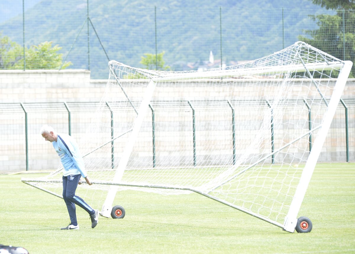 FOTO Costel Gâlcă, la prima victorie ;) Execuţii acrobatice şi goluri spectaculoase în amicalul între membrii staff-ului stelist
