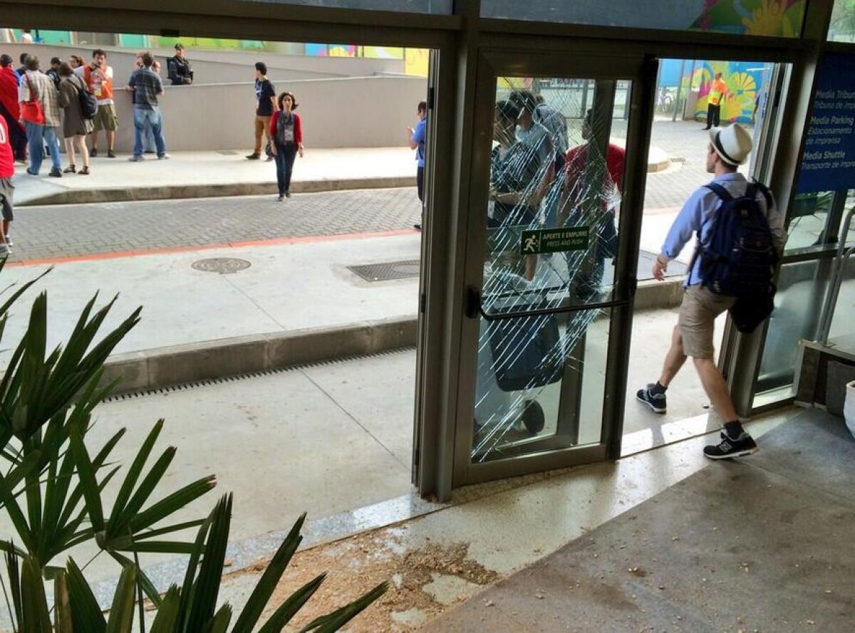 GALERIE FOTO Fanii chilieni i-au speriat pe ziarişti! » 150 de suporteri fără bilete au invadat şi devastat centrul de presă încercînd să pătrundă în forţă la meciul cu Spania