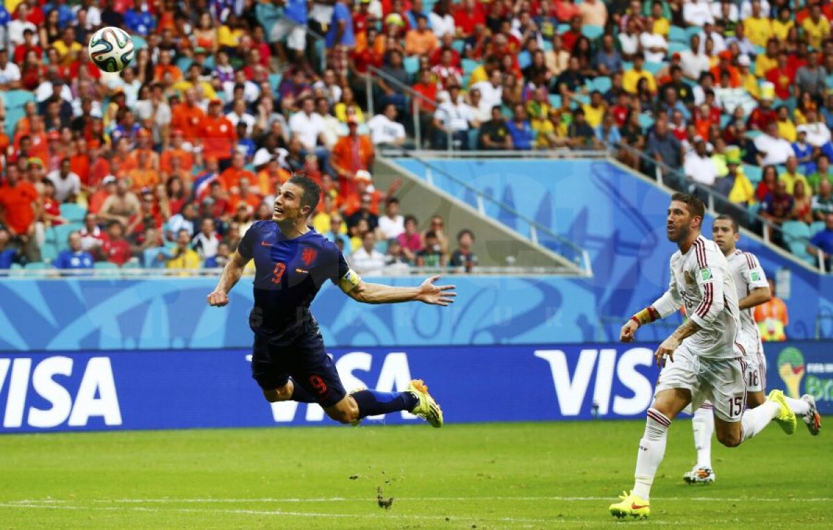 FOTO Şi bunicu' zboară! » Plonjonul lui Robin Van Persie, ”bestseller” în Ţara Lalelelor