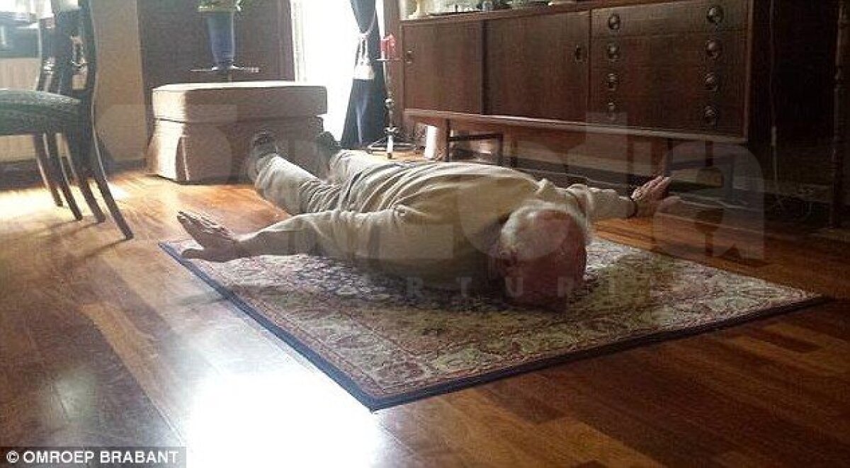 FOTO Şi bunicu' zboară! » Plonjonul lui Robin Van Persie, ”bestseller” în Ţara Lalelelor