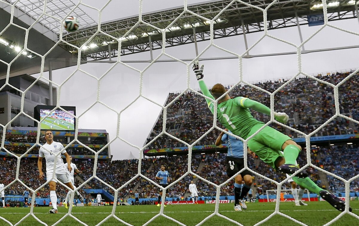 VIDEO şi FOTO Uruguay - Anglia 2-1 » Luis Suarez păstrează speranţele sud-americanilor! Englezii sînt aproape eliminaţi