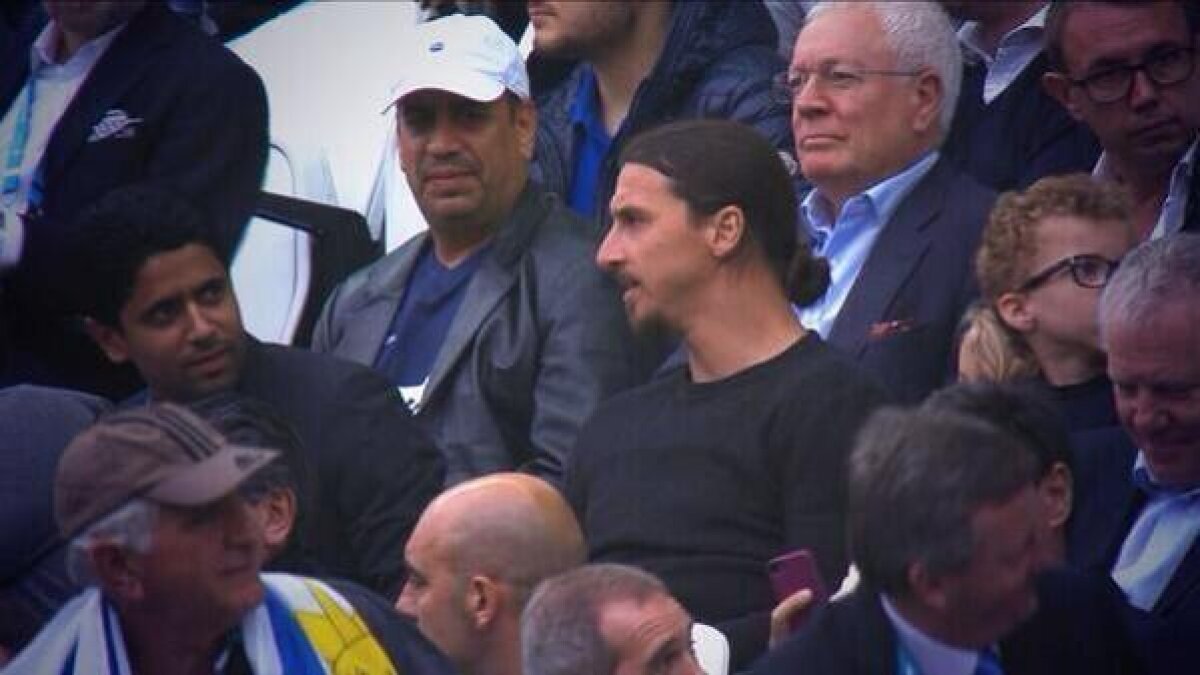 FOTO Apariţie surpriză în tribunele stadionului din Sao Paulo » Spectator de lux la Uruguay - Anglia