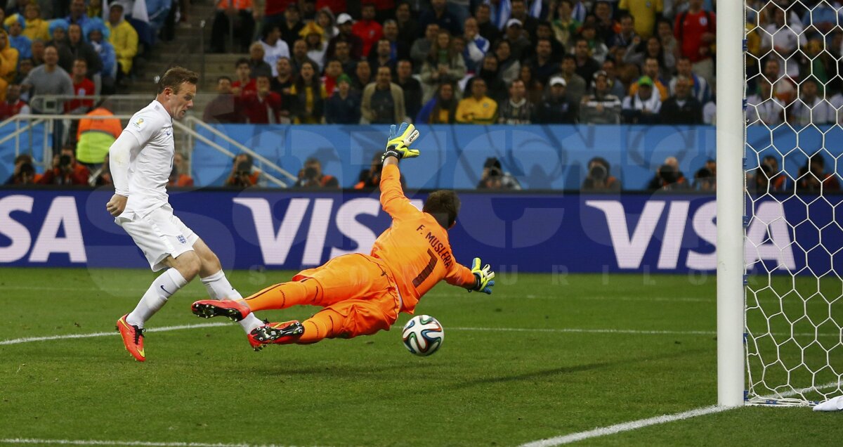 VIDEO şi FOTO Uruguay - Anglia 2-1 » Luis Suarez păstrează speranţele sud-americanilor! Englezii sînt aproape eliminaţi