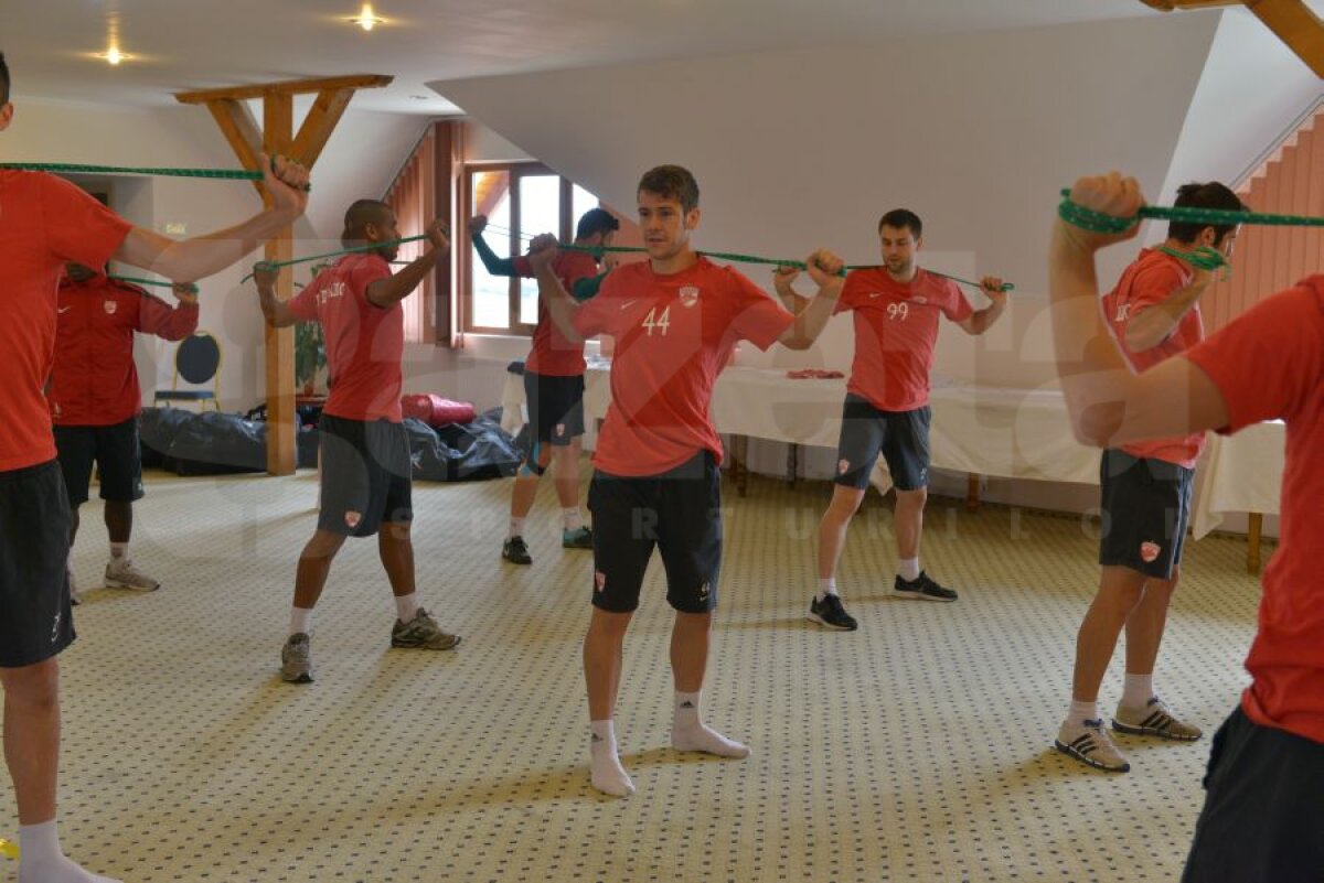 FOTO "Cîinii" 2014 » Poză specială făcută de dinamovişti în cantonamentul de la Săcele: "Tragem tare să dominăm adversarii"