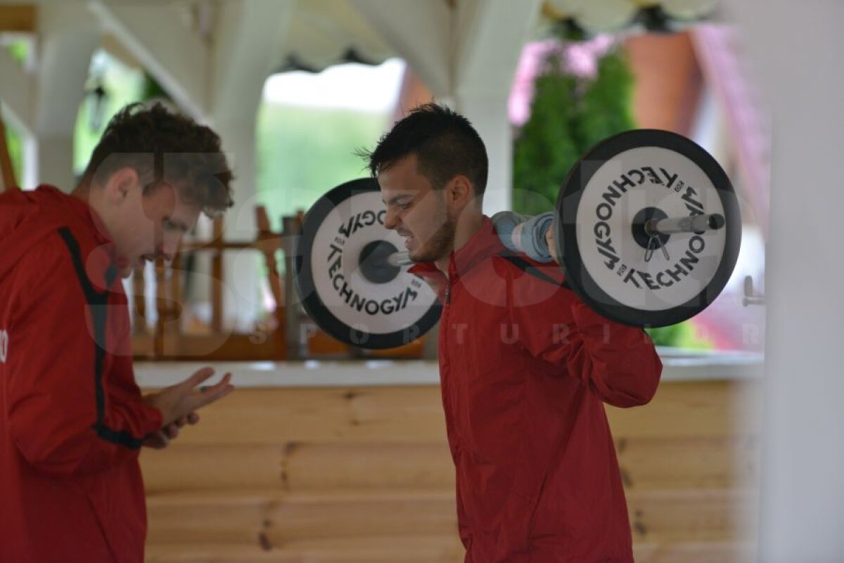 FOTO "Cîinii" 2014 » Poză specială făcută de dinamovişti în cantonamentul de la Săcele: "Tragem tare să dominăm adversarii"