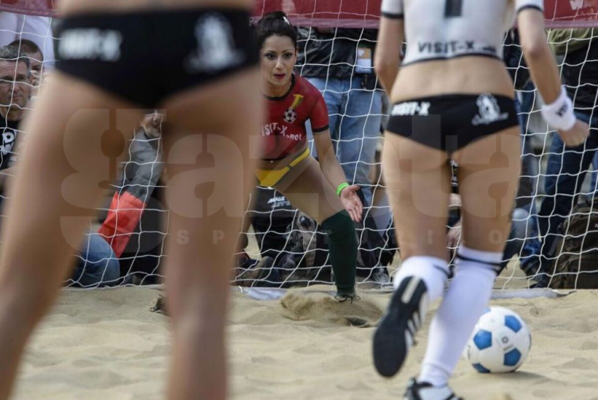 VIDEO+FOTO Mondial incendiar » Modele topless s-au înfruntat într-un meci de fotbal pe plajă!