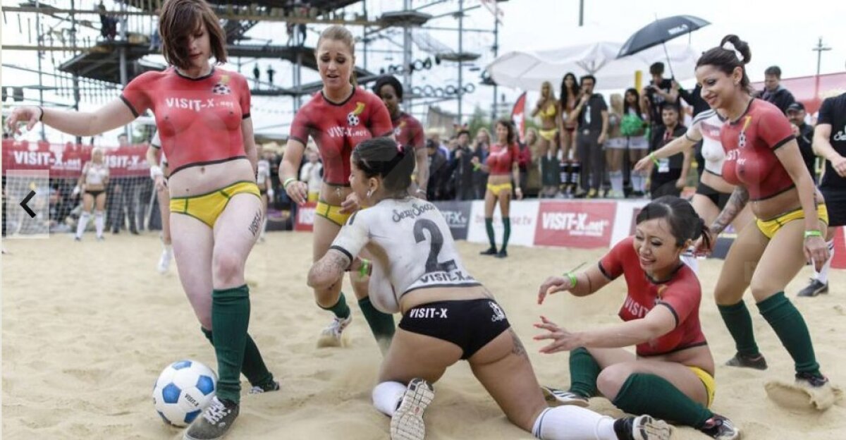 VIDEO+FOTO Mondial incendiar » Modele topless s-au înfruntat într-un meci de fotbal pe plajă!